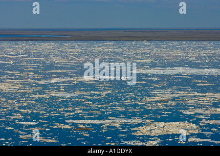 Antenna di multi strato ghiaccio durante la rottura della molla off nazionali di riserve di petrolio in Alaska Chuckchi Mare Foto Stock