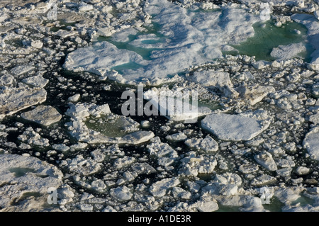 Aerea di ghiaccio multistrato durante la rottura primaverile al largo delle riserve di petrolio nazionali del Mar Chukchi della costa artica dell'Alaska Foto Stock