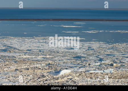 Aerea di ghiaccio multistrato durante la rottura primaverile al largo delle riserve di petrolio nazionali del Mar Chukchi della costa artica dell'Alaska Foto Stock