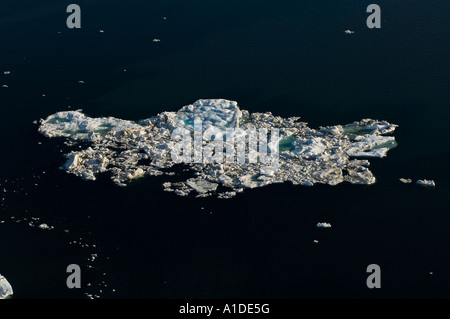 Aerea di ghiaccio multistrato durante la rottura primaverile al largo delle riserve di petrolio nazionali del Mar Chukchi della costa artica dell'Alaska Foto Stock