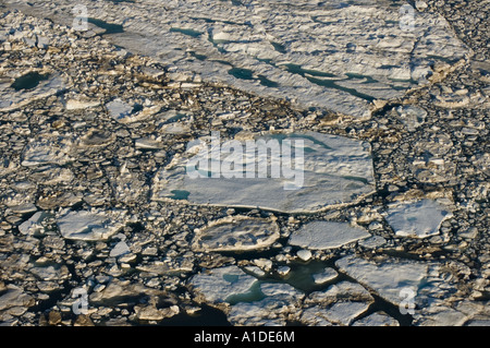 Antenna di vasche di acqua dolce a più strati durante la rottura primaverile al largo delle riserve di petrolio nazionali del Mar di Chukchi, Alaska Foto Stock