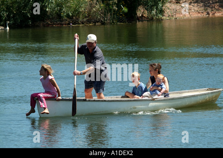 La nautica famiglia i genitori con bambini in barca a remi estate gita sul lago Sud Africa RSA western cape Foto Stock