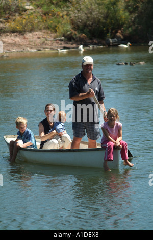 La nautica famiglia i genitori con bambini in barca a remi estate gita sul lago Sud Africa RSA western cape Foto Stock