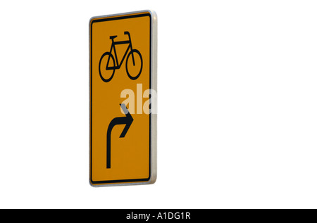 Le frecce gialle e segno di bicicletta percorso su strada presso  l'aeroporto internazionale di Zurigo Foto stock - Alamy