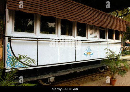 Prince of Wales Rail Saloon utilizzato in India, un vagone ferroviario bianco d'epoca con cresta blu, tendalino in legno e dettagli ornamentali in un museo ferroviario. Foto Stock