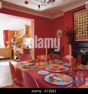 Luminoso piano aperto sala da pranzo e cucina Foto Stock