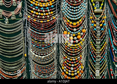 Collane in argento presso un negozio di souvenir nel bazaar di Sana'a, Yemen Foto Stock