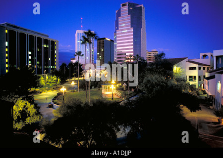 Elk225 2135 Arizona Tucson skyline del centro dopo il tramonto Foto Stock