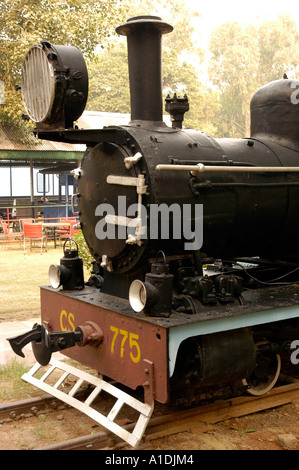 Vista frontale della locomotiva a vapore nera vintage CS 775 sui cingoli, dotata di un grande faro anteriore e targa in un ambiente esterno. Foto Stock