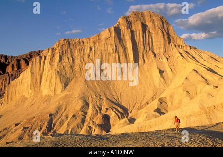 Elk248 1319 California Death Valley NP Manly Beacon con escursionista Foto Stock