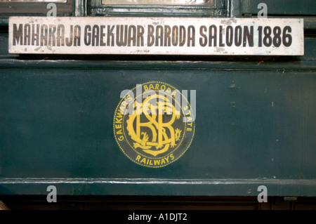 Maharaja Gaekwar Baroda Saloon del 1886, con l'emblema della Gaekwar's Baroda State Railways su una carrozza verde d'epoca. Foto Stock