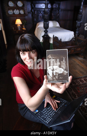 Patrimonio inglese curatore TORI REEVE IN ELIZABETHAN BEDCHAMBER NELLA Gatehouse of KENILWORTH CASTLE REGNO UNITO Foto Stock