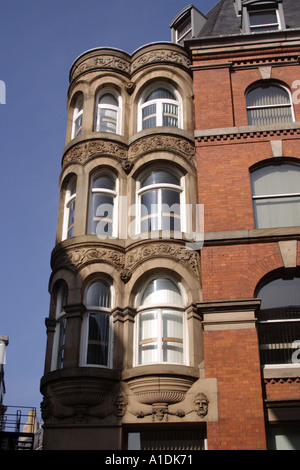 Bella e vivace stone semi circolare oriel windows su un angolo della strada di prua e Clarence Street Manchester REGNO UNITO Foto Stock