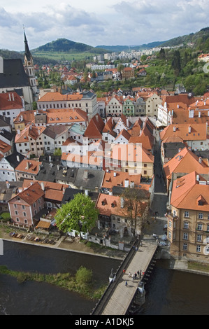 Repubblica ceca Cesky Krumlov tetto Vista dal castello di Torre del fiume Moldava Foto Stock