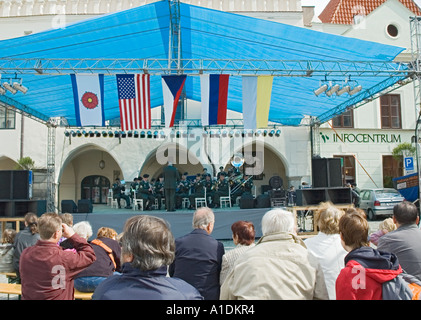 Repubblica ceca Cesky Krumlov vittoria in Europa giorno concerto nella piazza principale dalla banda dell'esercito degli Stati Uniti Foto Stock