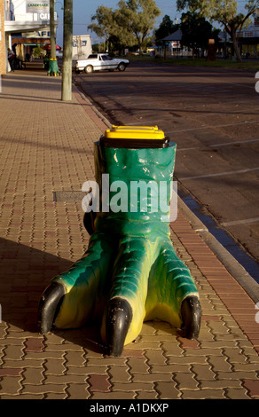 Uno scherzo piede di dinosauro bidone della spazzatura a Winton Queensland Australia foto da Bruce Miller Foto Stock
