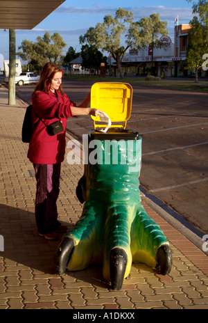 Uno scherzo piede di dinosauro bidone della spazzatura a Winton Queensland Australia ,foto da Bruce Miller Foto Stock