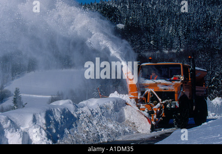 Governo Mercedes Benz spalaneve in inverno, Foresta Bavarese, Bassa Baviera, Germania, Europa. Foto di Willy Matheisl Foto Stock