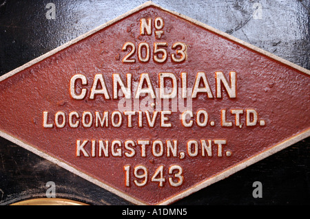 Piastra da costruzione vintage a forma di diamante della Canadian Locomotive Co Ltd Kingston Ontario 1943, numero 2053, metallo fuso su superficie nera. Foto Stock
