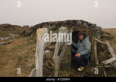 Fotografo nella porta dell'ultimo sod casa viveva in quanto punto di 1972 Speranza Alaska Foto Stock