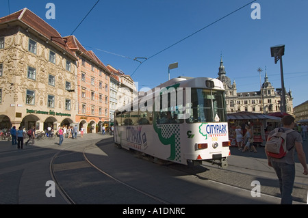 Austria Graz Città Vecchia Hauptplatz city tram Foto Stock