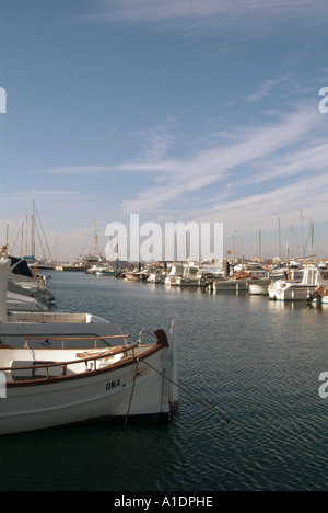 Marina, yacht, yachting, boat, barca, porto, vela, navigazione, montante, montanti, nave, posto barca, ormeggiata, Spagna, Spagnolo, baia di, r Foto Stock