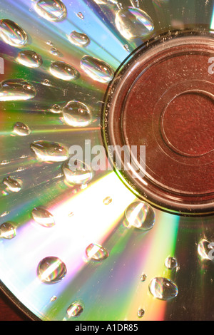 Le goccioline di acqua su un COMPACT DISC Foto Stock