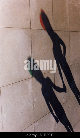 Le ombre dei due bambini con il rosso e il verde di alette parasole Foto Stock