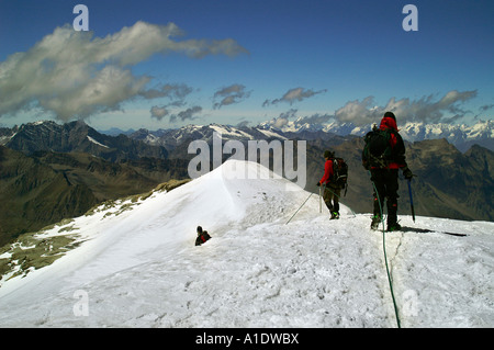 Linea di scalatori pendenza discendente del Gran Paradiso sulla ripida montagna ghiacciaio, Italia Alpi, estate 2006 Foto Stock