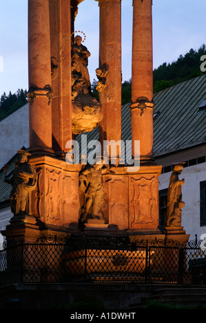 Crepuscolo in Banska Stiavnica town - medievale Santa Trinità pilastro monumento statua, estate 2006 la Slovacchia Foto Stock