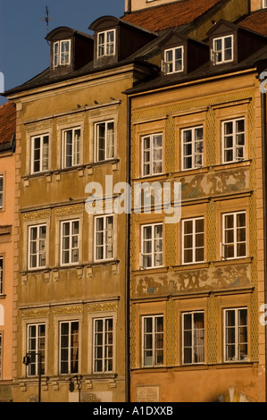 Facciate di edifici storici nella Piazza del mercato della città Vecchia, sito patrimonio dell'umanità dell'UNESCO, Varsavia, Mazowieckie, Polonia. Architettura storica e murales. Foto Stock