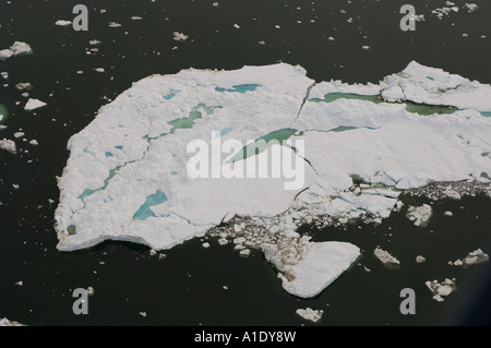 Aereo di ghiaccio multistrato durante la rottura primaverile nel Mare dei Chukchi Foto Stock