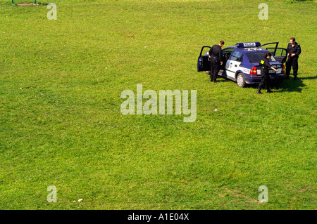 Polizia polacca auto con tre poliziotti officer sul prato verde all'aperto Foto Stock