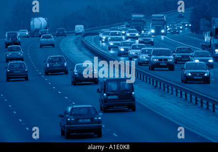 Il traffico su autostrada M11 vicino a Harlow Essex REGNO UNITO Foto Stock