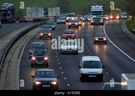 Il traffico su autostrada M11 vicino a Harlow Essex REGNO UNITO Foto Stock