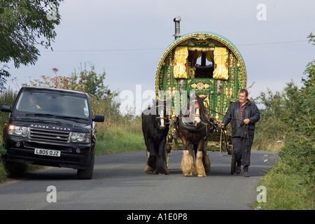 Range Rover auto supera shire cavallo gypsy caravan sul paese lane Stow on the Wold Gloucestershire Regno Unito Foto Stock