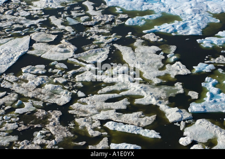 Aereo di ghiaccio multistrato durante la rottura primaverile al largo delle riserve nazionali di petrolio nella costa artica del Mar Chukchi dell'Alaska Foto Stock