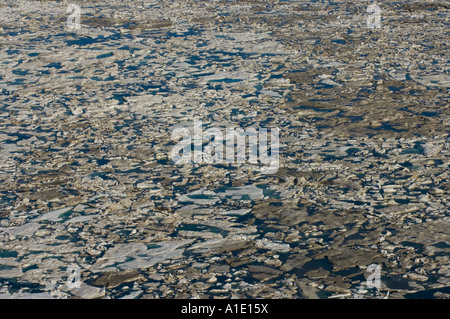Aereo di ghiaccio multistrato durante la rottura primaverile lungo la costa artica del Mare dei Chukchi dell'Alaska Foto Stock