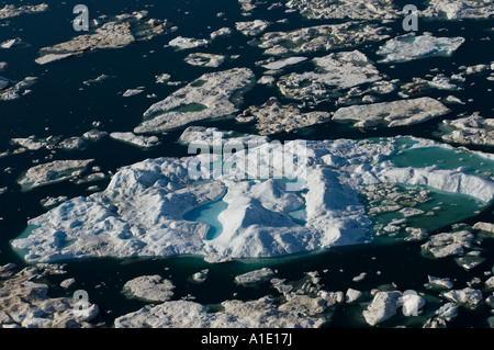 Aereo di padelle di acqua dolce a più strati durante la rottura della primavera lungo la costa artica del Mare dei Chukchi dell'Alaska Foto Stock