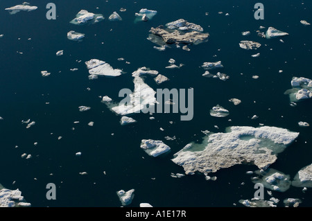 Aereo di ghiaccio multistrato che si scioglie durante la rottura primaverile del Mar Chukchi, costa artica dell'Alaska Foto Stock