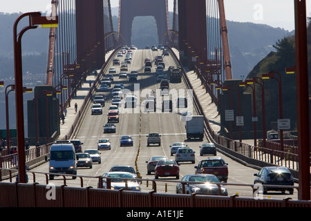 Il traffico sul Golden Gate Bridge di San Francisco in California negli Stati Uniti d'America Foto Stock