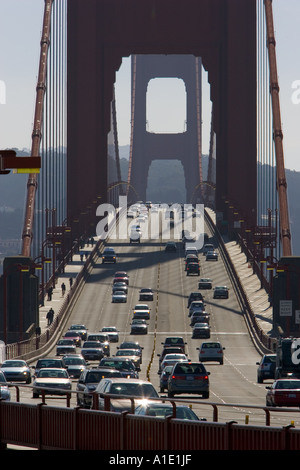 Il traffico sul Golden Gate Bridge di San Francisco in California negli Stati Uniti d'America Foto Stock