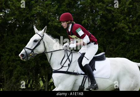 Giovane uomo cavalca un grigio mare cavallo in un concorso per la gestione degli eventi Regno Unito Foto Stock