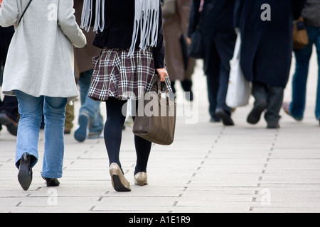 Pendolari camminare velocemente in Londra England Regno Unito Foto Stock