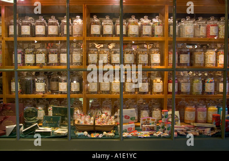 Vecchio negozio di dolci con la caramella in vasi di vetro a Burford Oxfordshire, Regno Unito Foto Stock