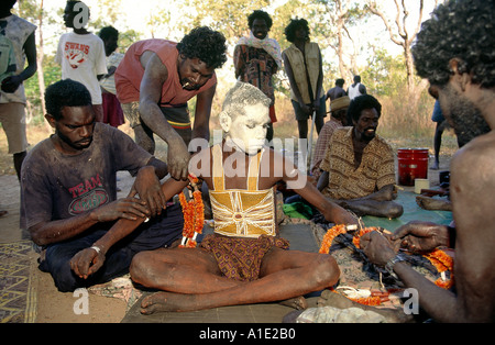 Jazmin essendo preparato per la sua iniziazione circoncisione cerimonia al Nangalala corpo verniciato con il suo clan dreaming Milmildjarrk Foto Stock