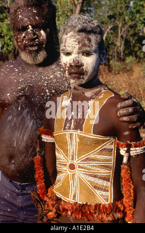 Fanciullo Jazmin dipinta per il suo importante cerimonia di iniziazione con suo padre Richard Birrin Birrin a Nangalala Arnhem Land Foto Stock