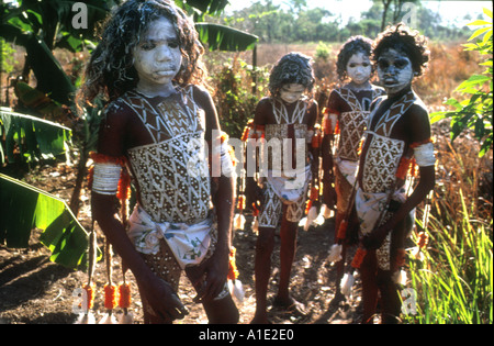 Ragazzi aborigeni in Arnhem Land dipinta con i loro simboli del loro sacro sognare per la loro cerimonia di iniziazione Foto Stock