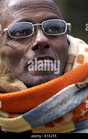 Dettaglio ritratto di testa calva slim dello Sri Lanka monaco avvolto nel sacco di scialli in lana in Parvati Valley, Himalaya Foto Stock