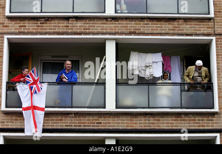 Blocco a torre di residenti sul loro balconi East End di Londra REGNO UNITO Foto Stock